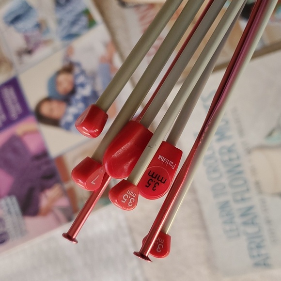 Spanish Knit Magazine, Crochet Books, Knitting Needles & John Green Book Bundle - Picture 11 of 12